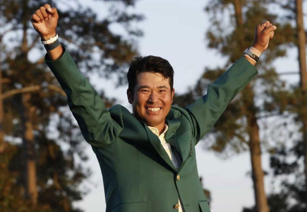 Hideki Matsuyama heureux après sa victoire lève ses bras au ciel et sourit 