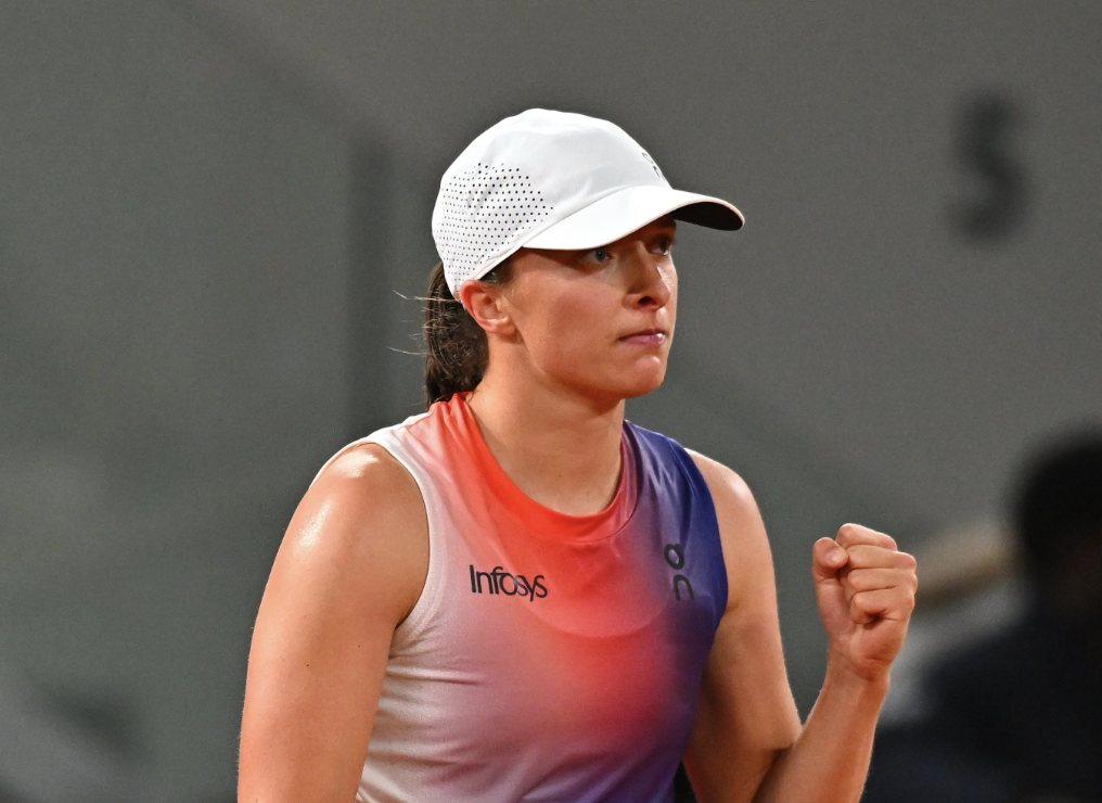 Iga Swiatek serre le point après sa victoire face à Naomi Osaka à Roland Garros