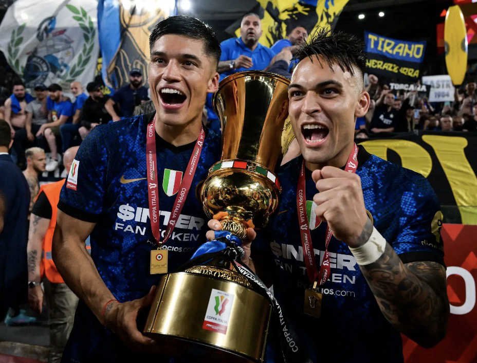 Inter Milan : trophée soulevé par Correa et Martinez