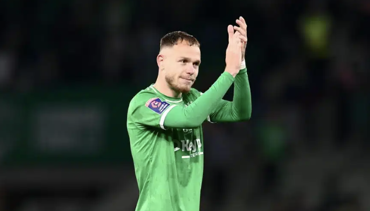 Irvin Cardona applaudit les supporters de l’ASSE lors de son départ du club