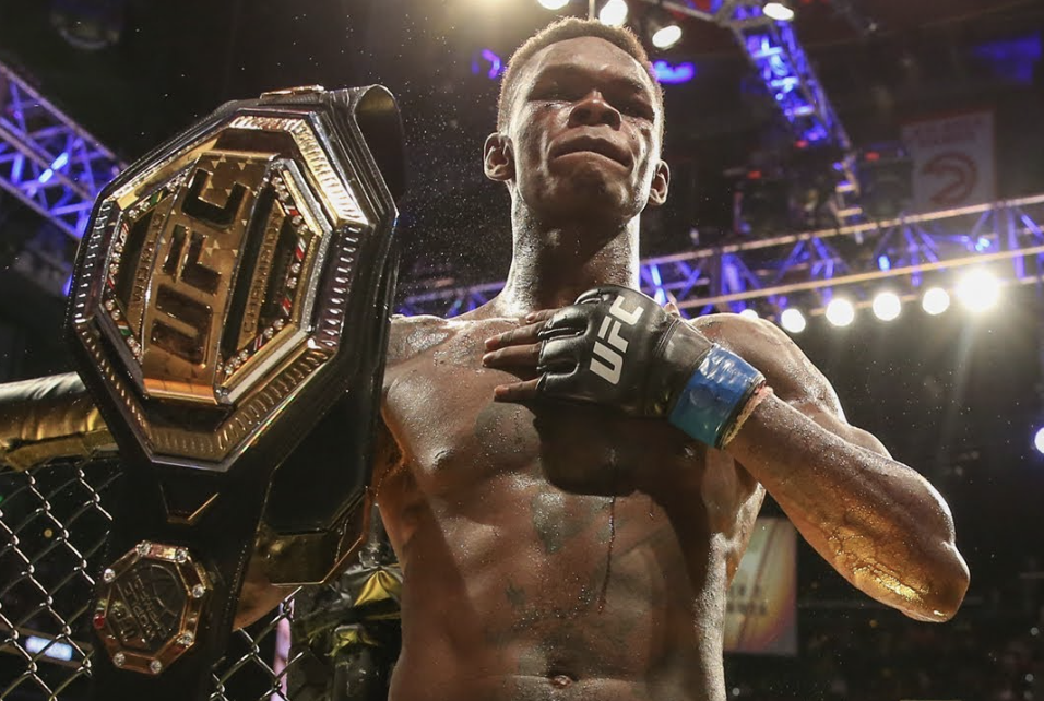 Israel Adesanya avec la ceinture de l’UFC 16 août 2024