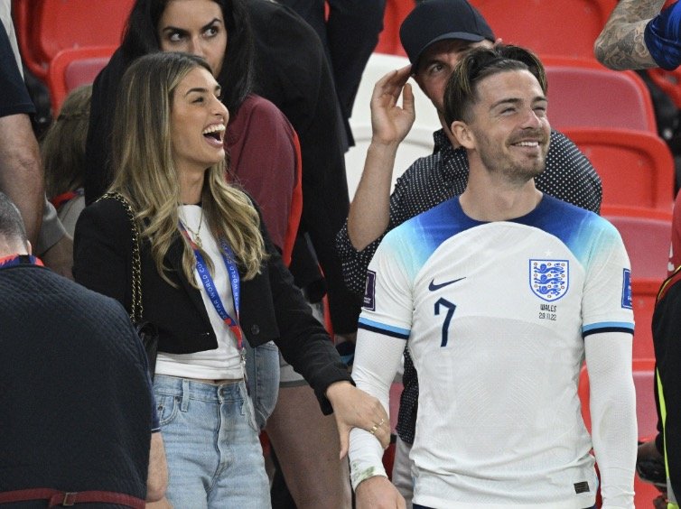 Jack Grealish et Sasha Attwood dans les tribunes après un match avec l’Angleterre 
