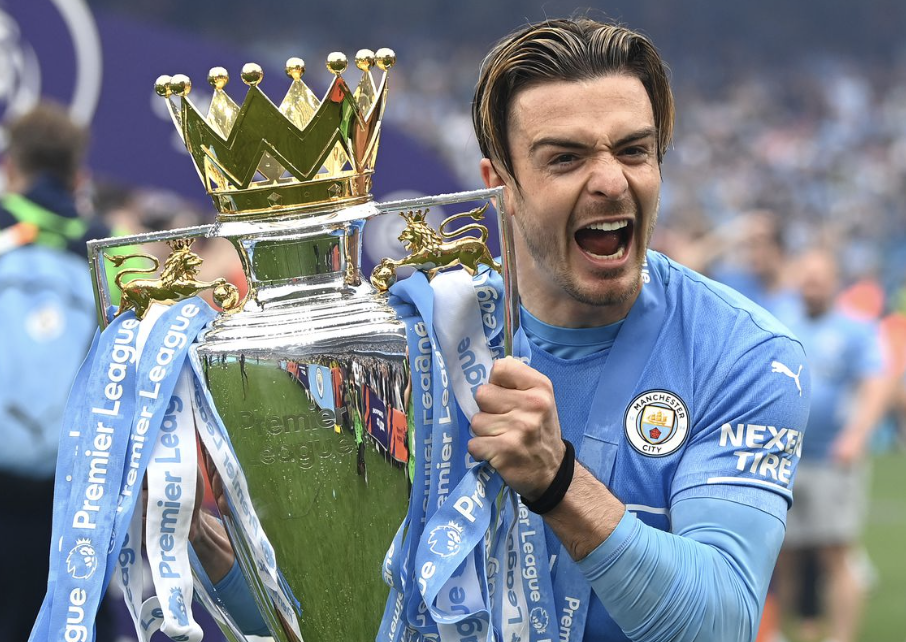 Jack Grealish qui explose de joie et montre fièrement sa première Premier League remportée avec Manchester City