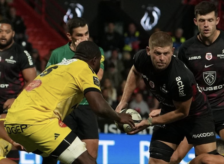 Jack Willis fait la passe face à La Rochelle en Top 14 avec le Stade Toulousain