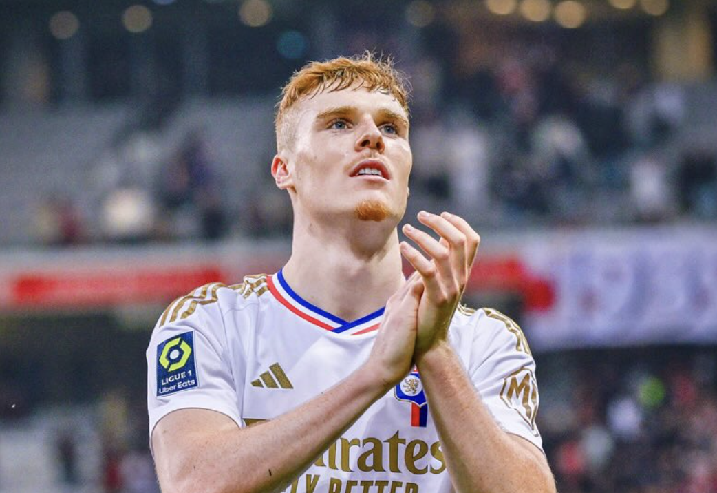 Jake O’Brien qui remercie les supporters de l’Olympique Lyonnais