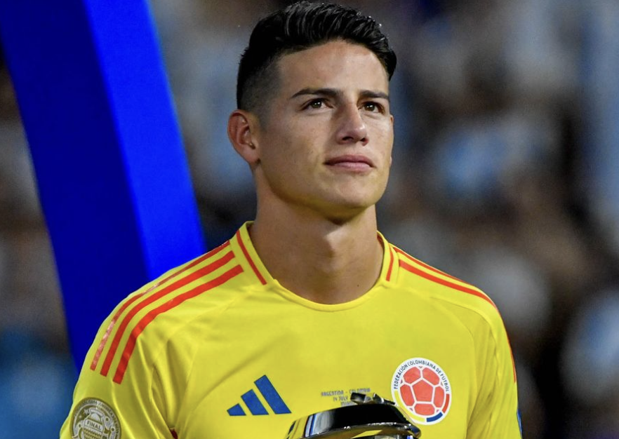 James Rodríguez avec le trophée de Meilleur Joueur de la compétition en Copa America 2024 avec la Colombie