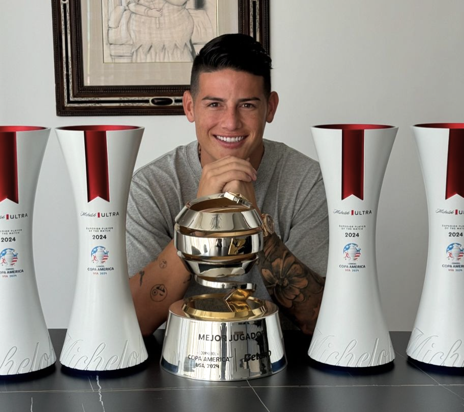 James Rodríguez avec ses trophée de meilleurs joueurs de la Copa America avec la Colombie