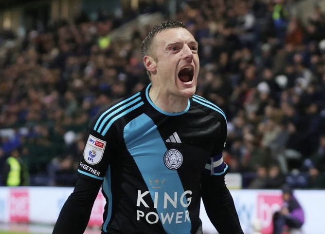 Jamie Vardy célèbre son doublé avec Leicester pour la montée