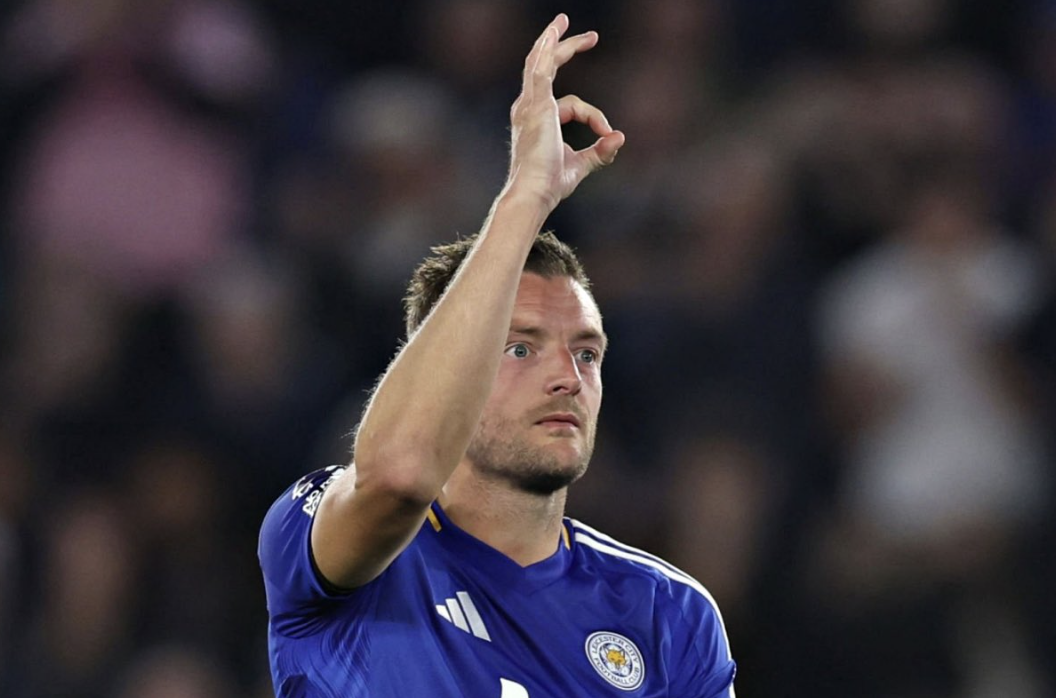 Jamie Vardy fait le chiffre 0 avec ses mains aux supporters de Tottenham après son but