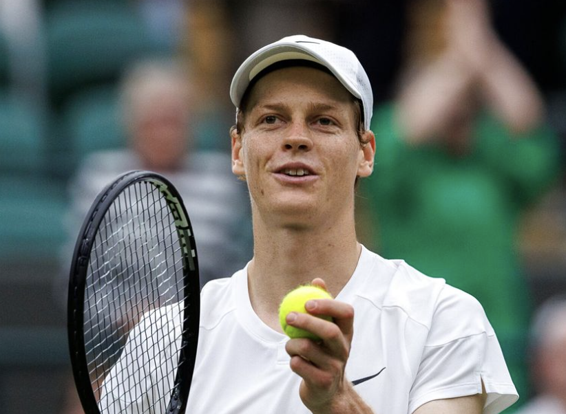 Jannik Sinner n’en revient pas après avoir perdu un point pendant un match de tennis