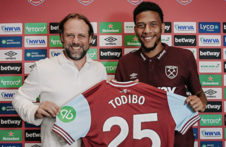 Jean Clair-Todibo avec son nouveau maillot lors de sa présentation à West Ham après son départ de l’OGC Nice