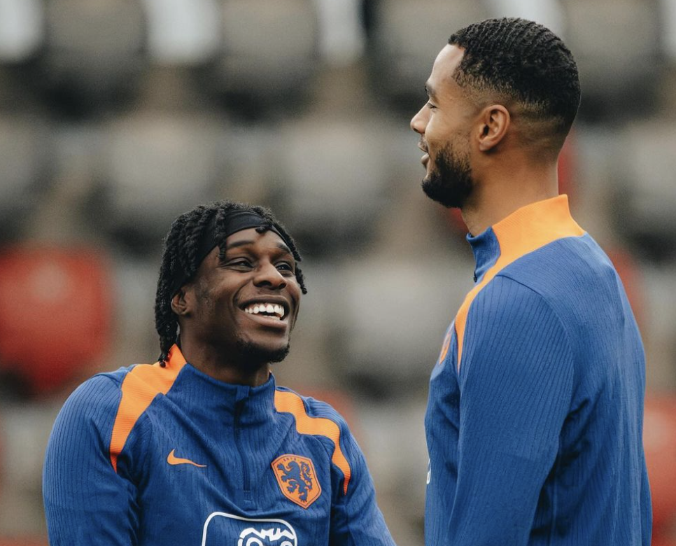 Jeremie Frimpong rigole avec Cody Gakpo pendant un entraînement avec les Pays-Bas