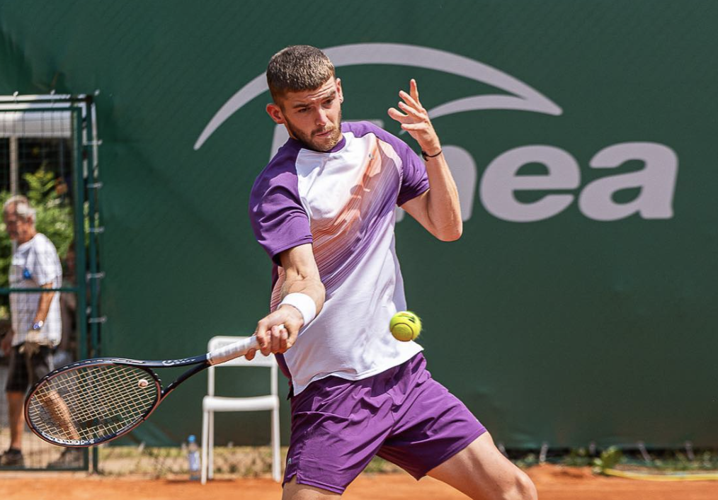 Jérôme Kym qui effectue un coup droit pendant un match de tennis sur terre battue