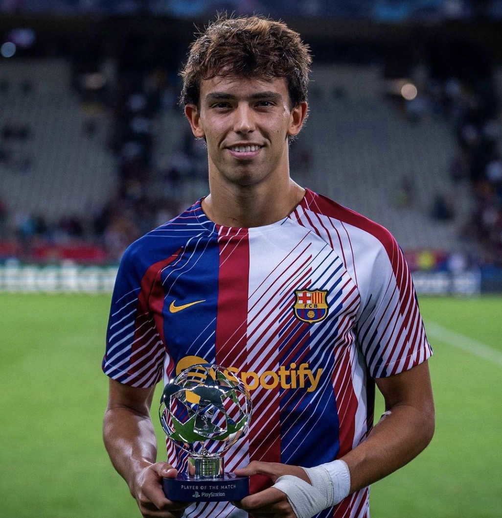 Joao Felix avec le trophée d’homme du match FC Barcelone - Antwerp en ligue des champions