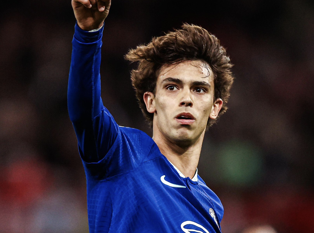 João Félix montre les supporters de Chelsea après son but avec le club londonien 