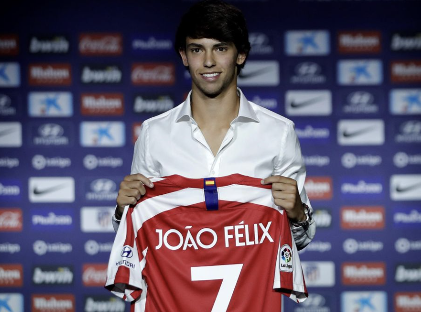 João Félix qui montre son nouveau maillot lors de sa signature à l’Atlético de Madrid 