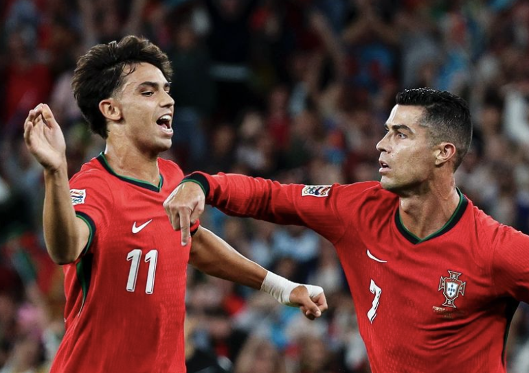 João Félix tend sa main pour féliciter Cristiano Ronaldo après son but avce le Portugal en Ligue des Nations