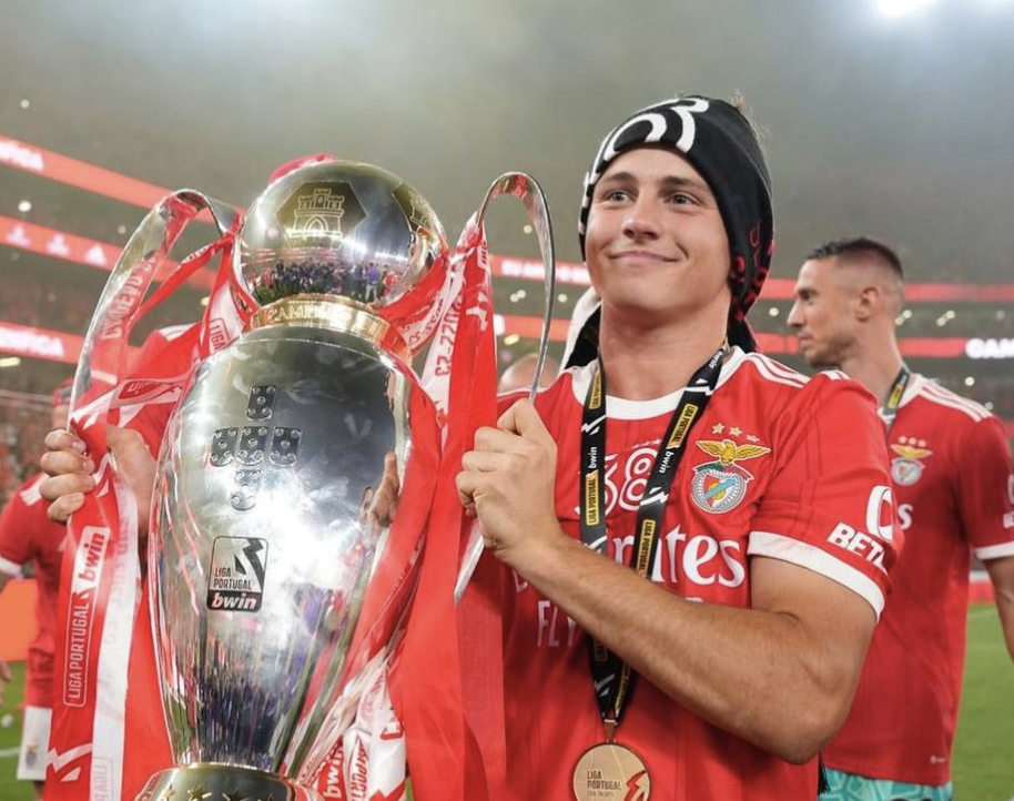 João Neves avec le trophée remporté avec Benfica