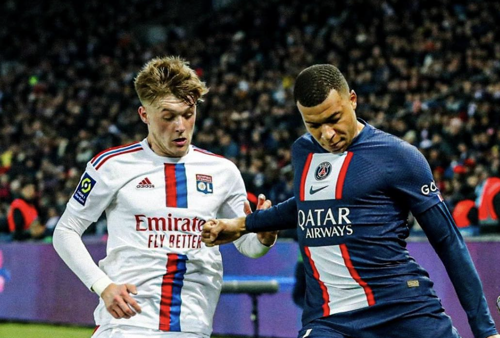 Johann Lepenant en duel face à Kylian Mbappé lors de OL PSG 28 mai 2024