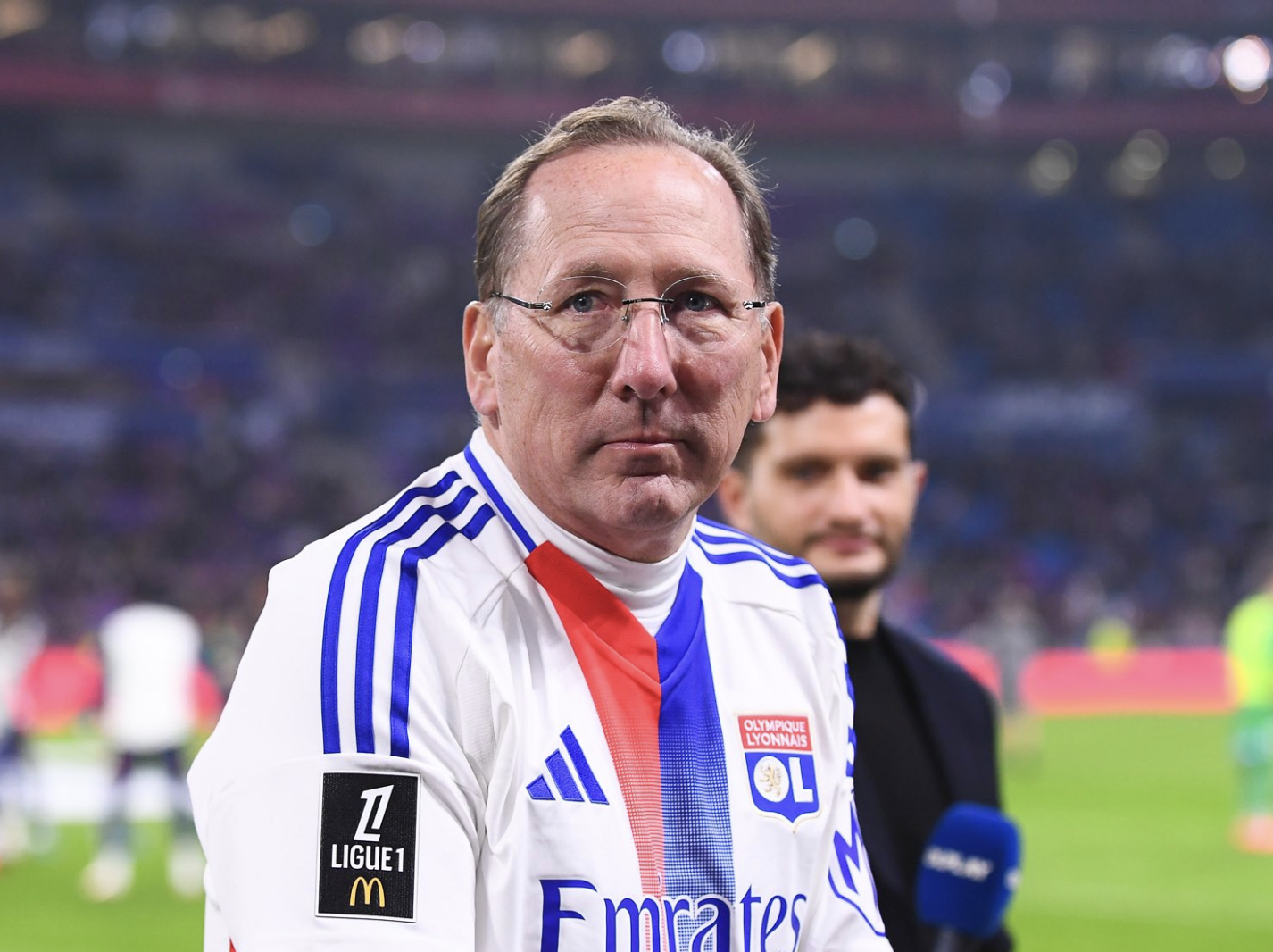 John Textor le président de l’Olympique Lyonnais avec le maillot du club