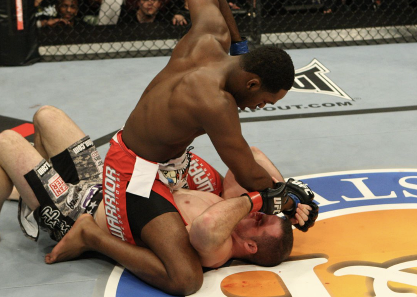 Jon Jones assène un coup de coude au sol à Matt Hamill qui le disqualifie du combat de MMA à l’UFC