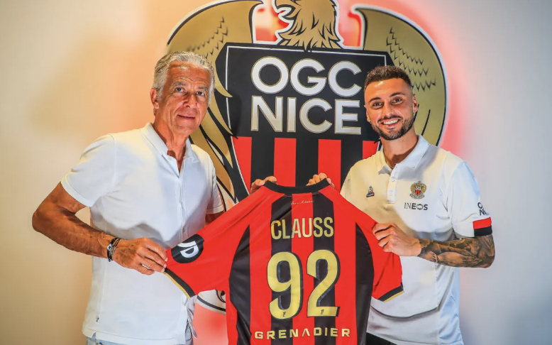 Jonathan Clauss avec le président de l’OGC Nice et son nouveau maillot lors de sa signature dans le club