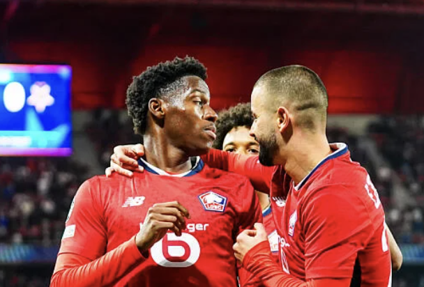 Jonathan David et Zhegrova célèbrent la victorie en Ligue des Champions du Losc Lille