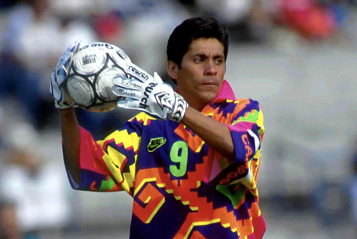 Jorge Campos gardien de football avec le ballon dans les mains