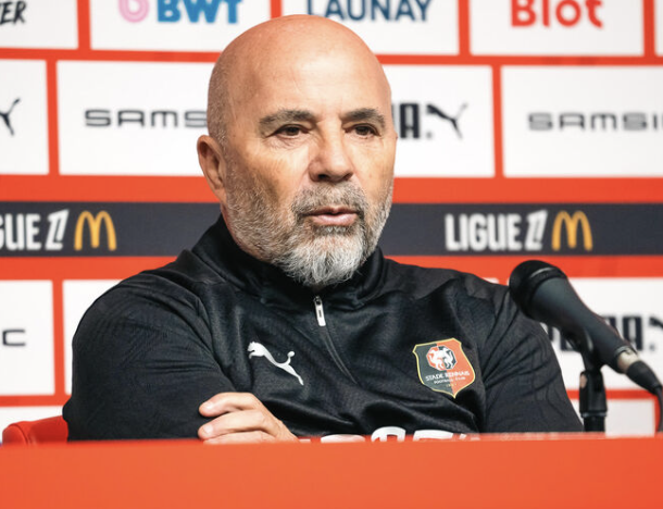 Jorge Sampaoli bras croisés en conférence de presse avec le Stade Rennais