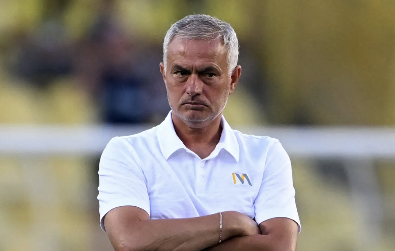 José Mourinho bras croisés pendant l’entraînement du Fenerbahçe SK