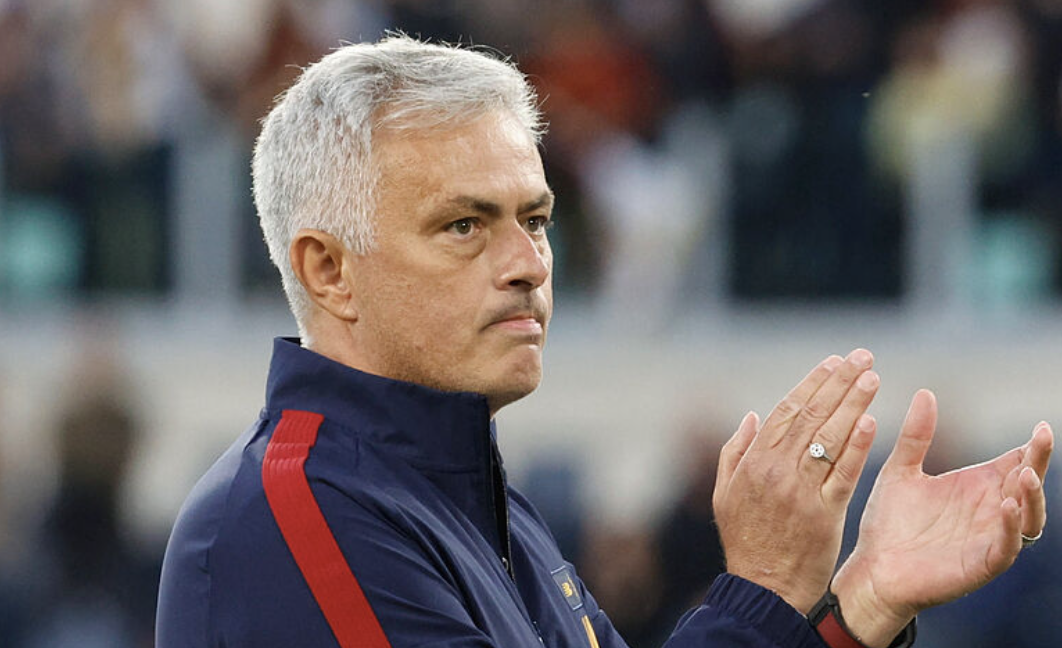 José Mourinho félicite ses joueurs entraîneur AS Roma 31 mai 2024