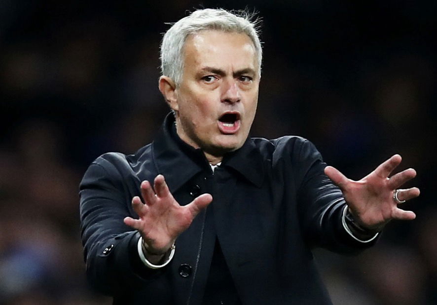 José Mourinho qui fait des signes avec ses mains pour expliquer sa tactique à ses joueurs