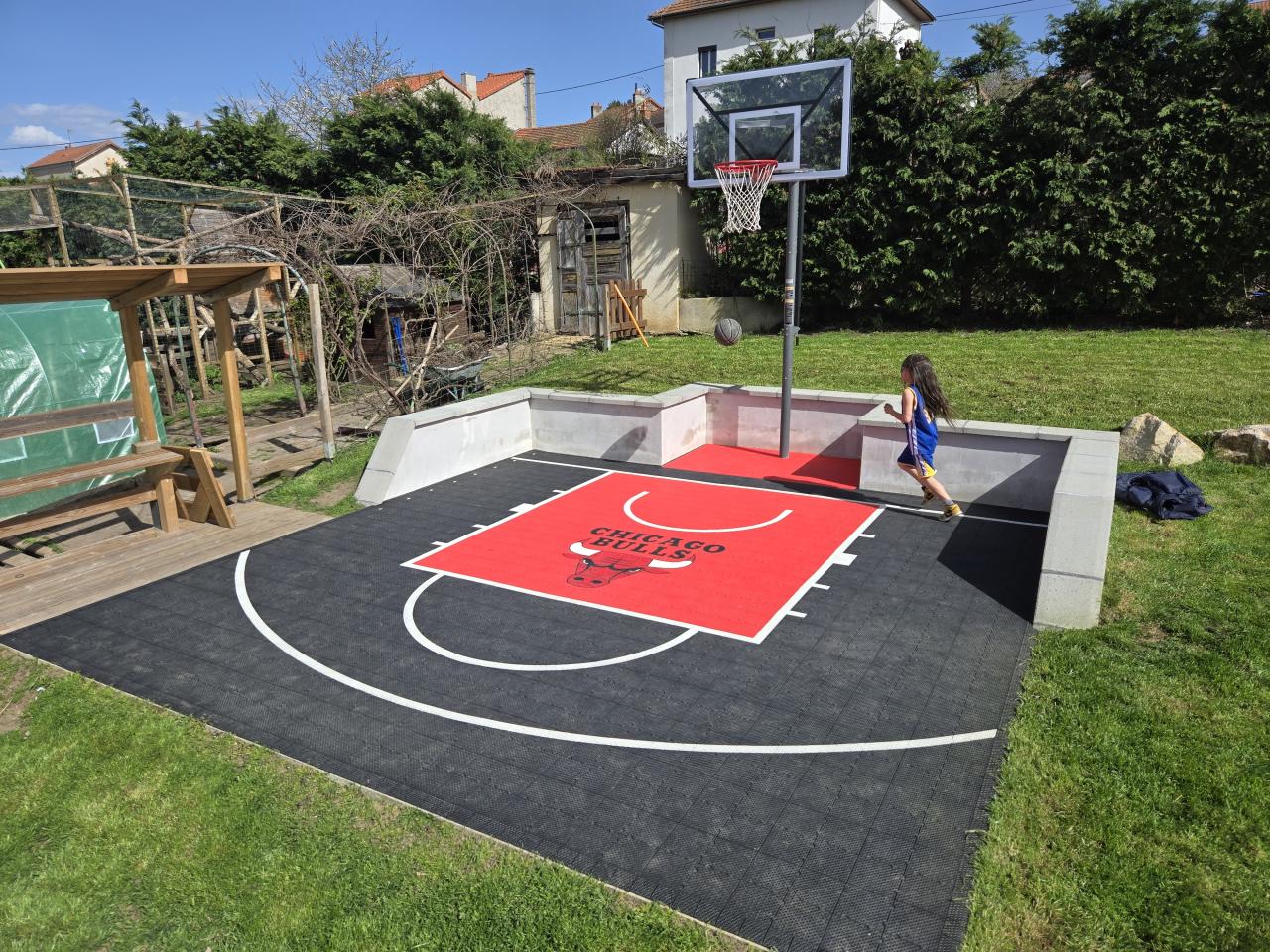 Jouer au basket à la maison sur son terrain customisé