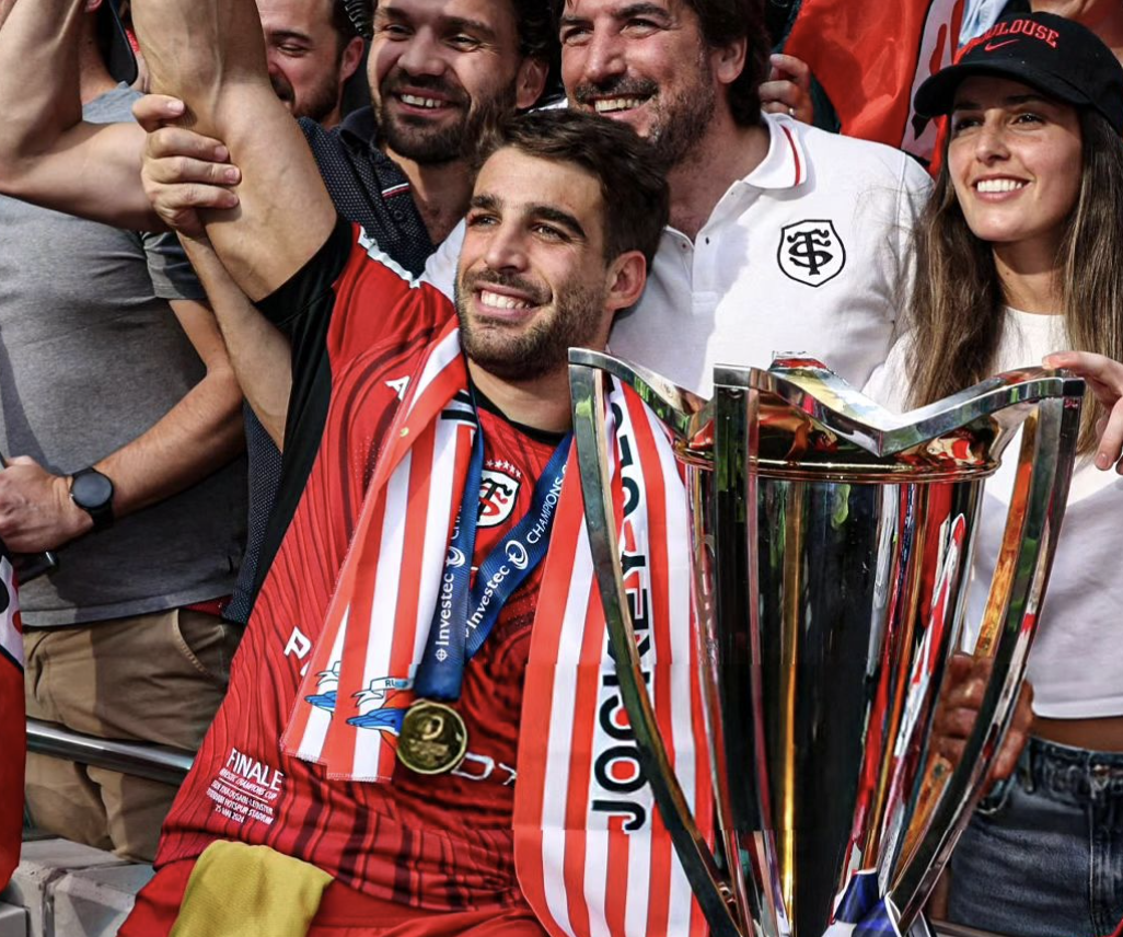 Juan Cruz Mallía avec le trophée de la Champions Cup remporté par le Stade Toulousain