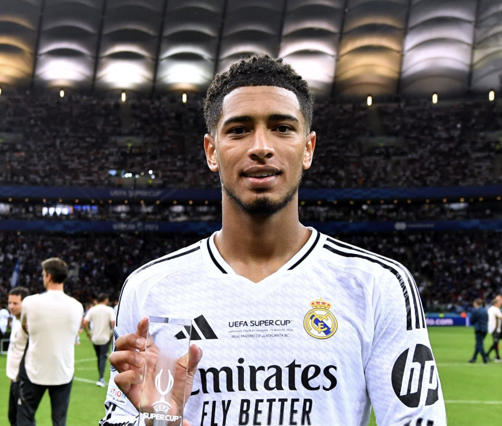 Jude Bellingham avec le trophée d’Homme du Match avec le Real Madrid face à l’Atalanta