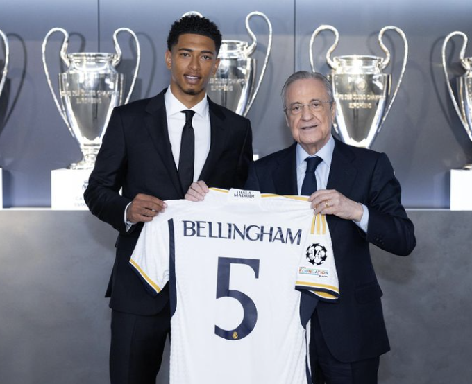 Jude Bellingham qui signe au Real Madrid présenté par Florentino Perez le président du club espagnol