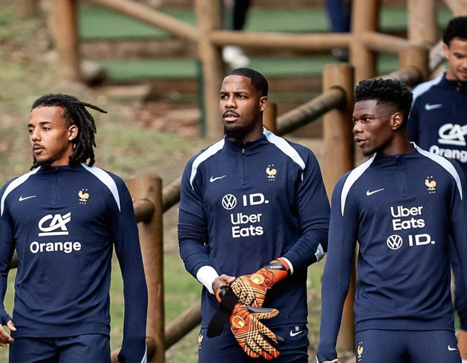 Jules Koundé, Mike Maignan et Aurélien Tchouaméni rentrent sur le terrain d’entraînement de l’équipe de France à Clairefontaine