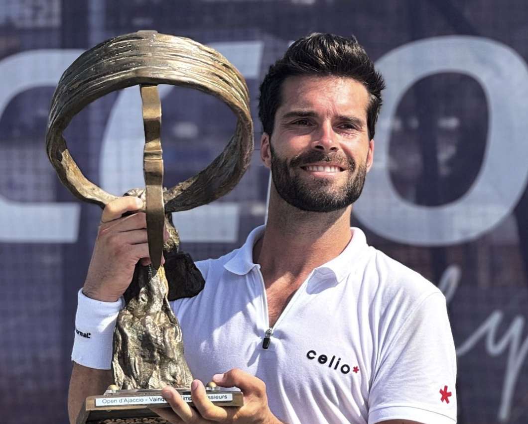 Jules Marie avec son trophée 25k ATP remporté à Ajaccio