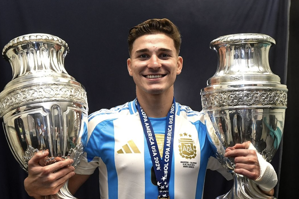 Julian Alvarez avec les deux Copa America remportées avec l’Argentine 4 aout 2024