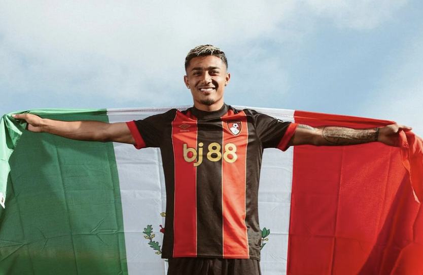 Julian Araujo à Bournemouth avec le drapeau du Mexique