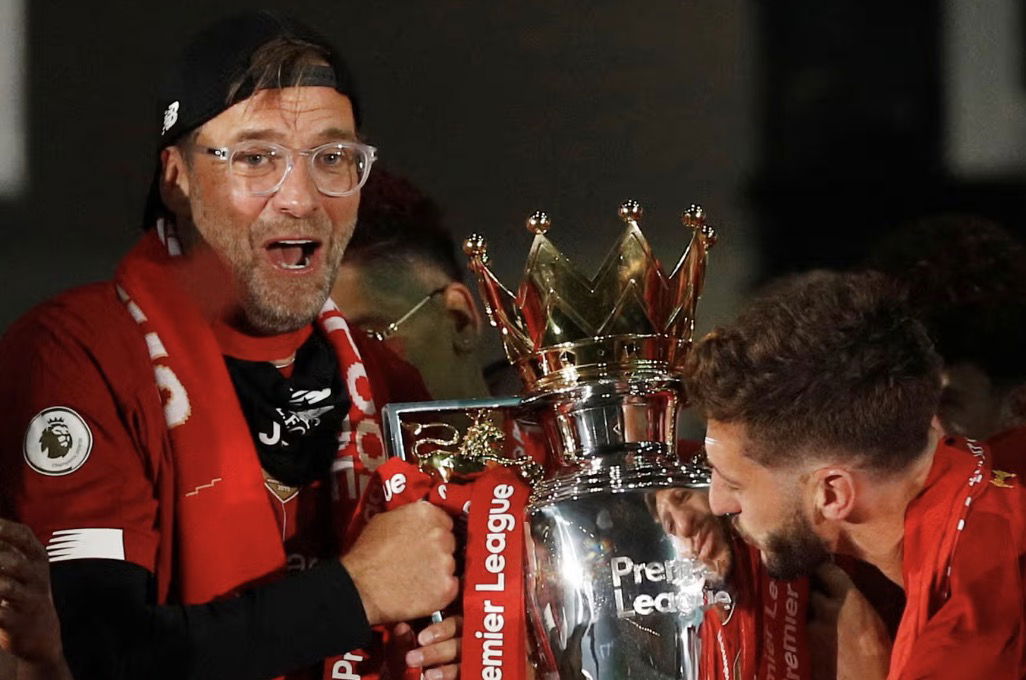 Jurgen Klopp avec le trophée de la Premier League remporté avec Liverpool