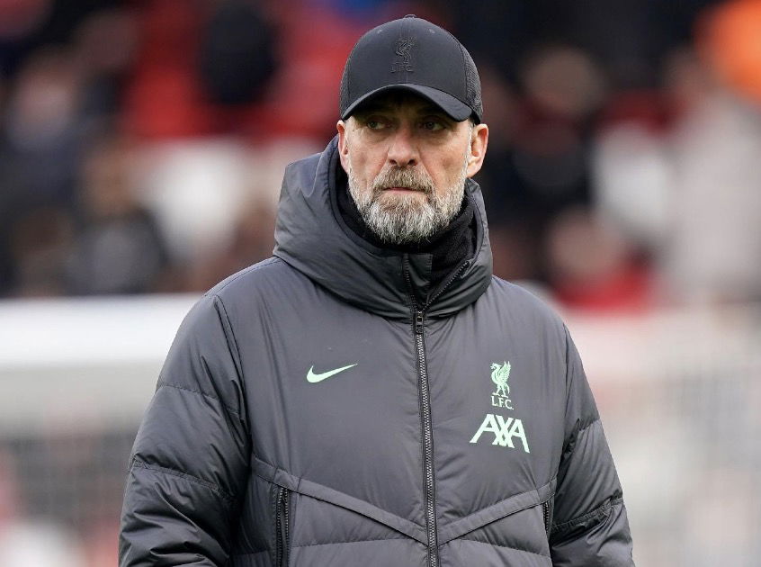 Jurgen Klopp concentré les mains dans les poches sur le banc de Liverpool