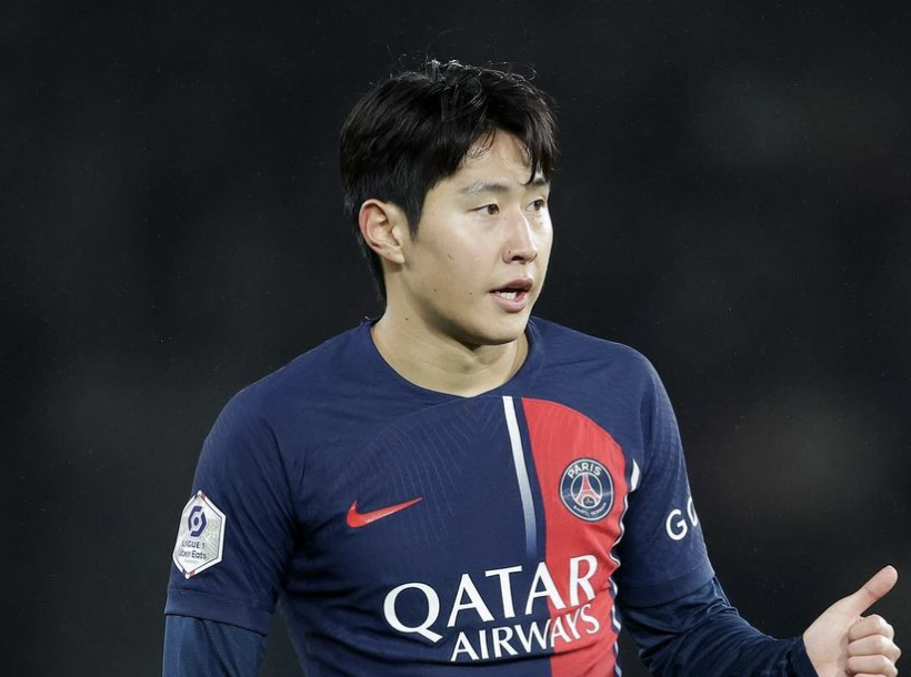 Kang-In Lee qui remercie un coéquipier après un but avec le PSG 