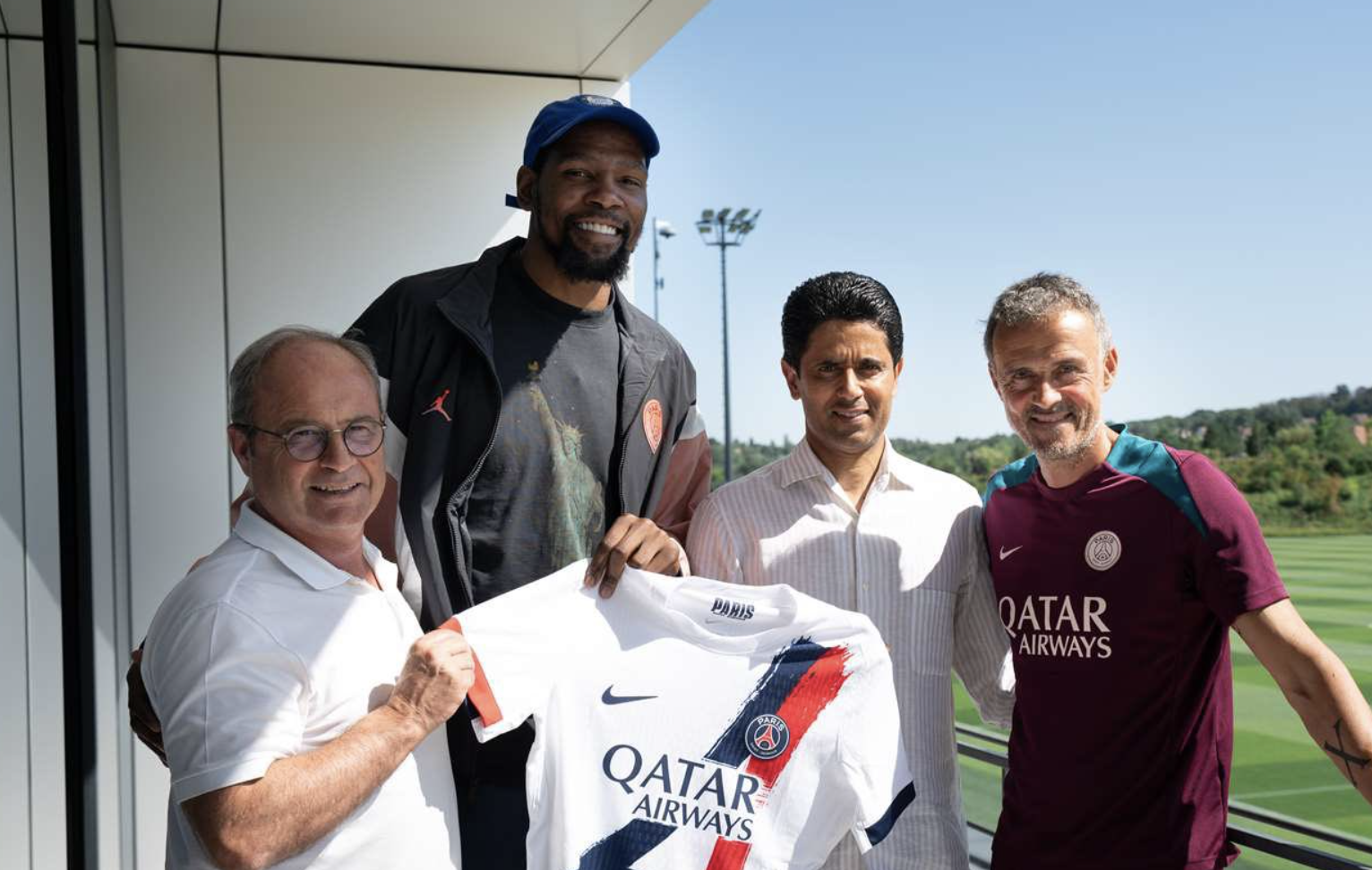 Kevin Durant avec Luis Campos, Nasser Al Khelaifi et Luis Enrique au PSG