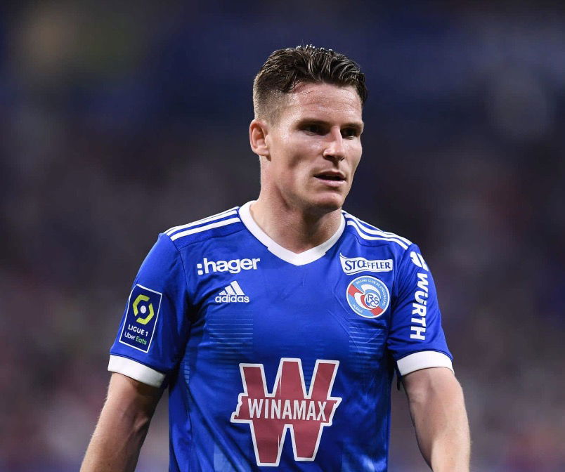 Kevin Gameiro concentré pendant un match de Ligue 1 avec Strasbourg