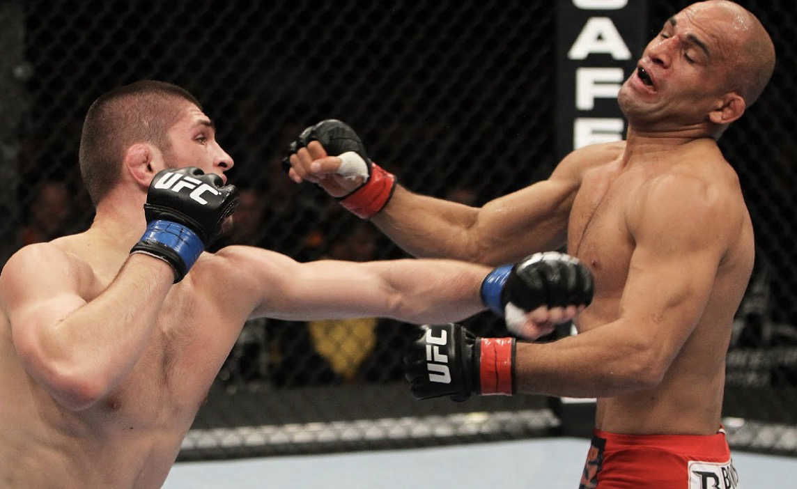 Khabib Nurmagomedov lors de ses débuts à l’UFC qui met une droite à Nashville