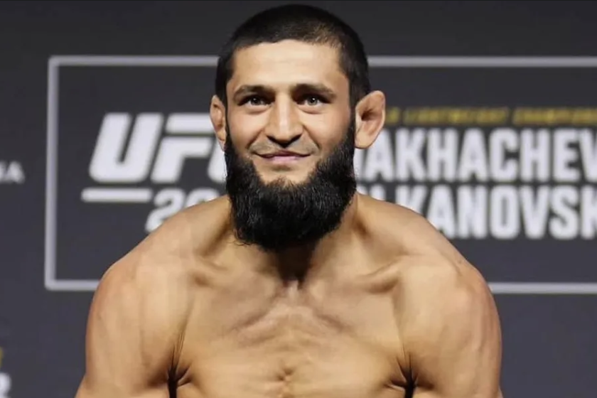 Khamzat Chimaev pendant une pesée avant un combat de MMA à l’UFC de Makhachev et Volkanovski