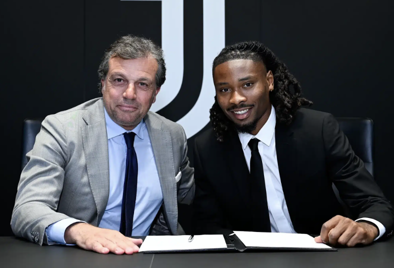 Khéphren Thuram avec le président de la Juventus lors de la signature de son contrat pour rejoindre le club