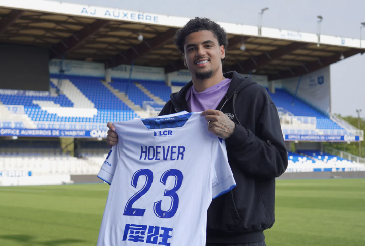 Ki-Jana Hoever avec son maillot de l’AJ Auxerre