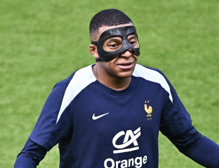 Kylian Mbappé à l’entraînement avec son masque en Équipe de France à l’Euro 2024 8 juillet